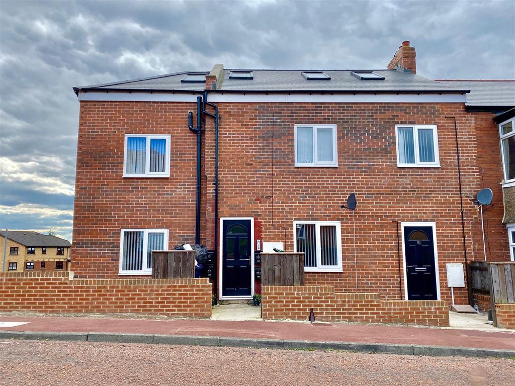1 bed flat to rent in Deckham Terrace, Deckham, Gateshead NE8, £550 pcm
