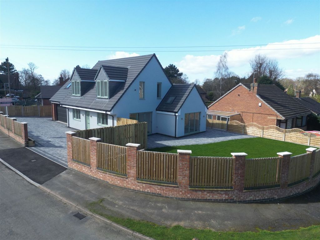 5 bed detached house for sale in Hamilton Drive, Swadlincote DE11, £