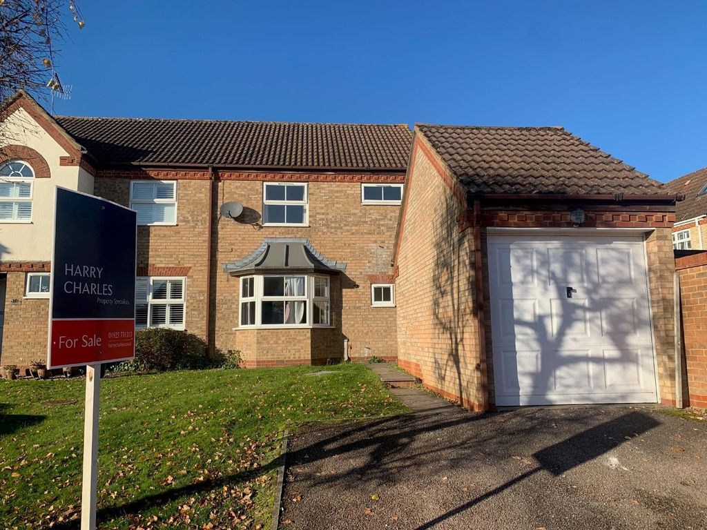 3 bed semidetached house for sale in Larkspur Close, Hemel Hempstead