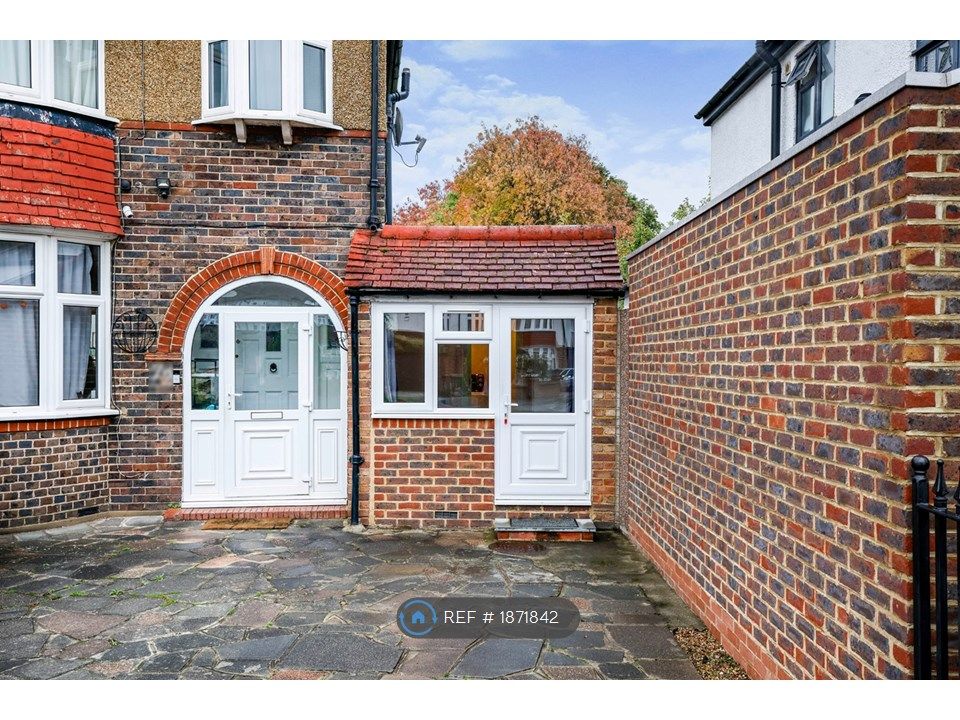 Studio to rent in Ruskin Drive The Annexe, Worcester Park KT4, £985 pcm