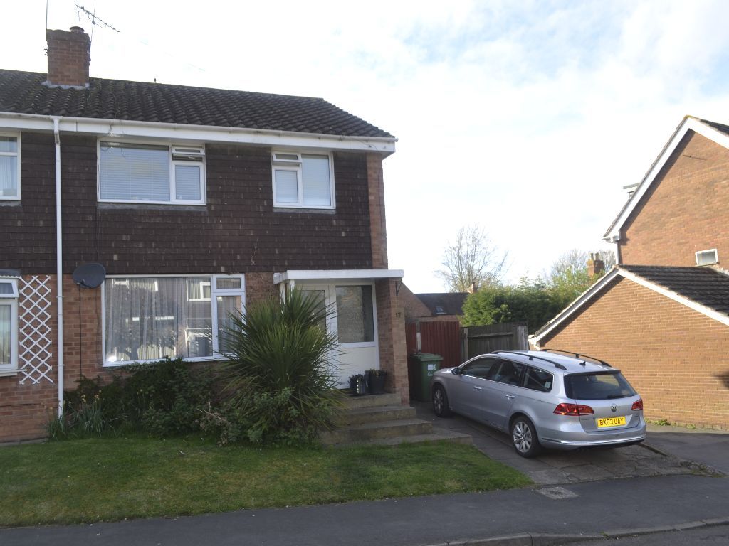 3 bed semidetached house to rent in Wychwood Close, Tachbrook