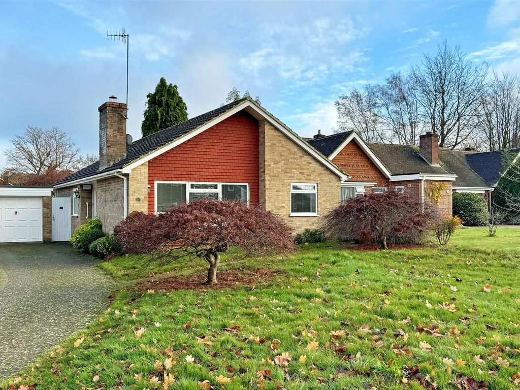 3 bed detached bungalow for sale in Rectory Close, Godalming GU7, £