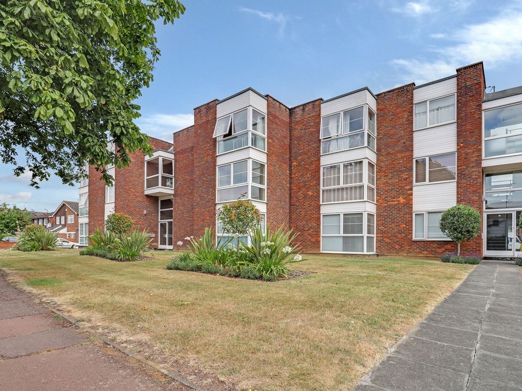 2 bed flat for sale in Thorpe Hall Avenue, Thorpe Bay SS1 Zoopla