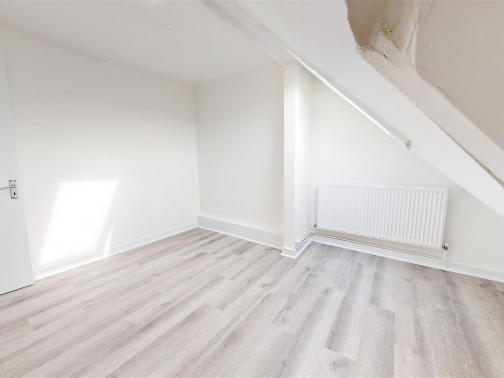 2 bed flat to rent in St Pauls Avenue, Willesden Green, London NW2, £