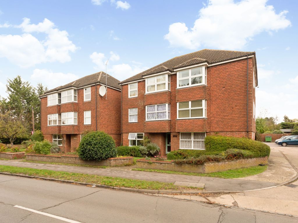 2 bed flat for sale in Blind Lane, Bourne End SL8, £285,000 Zoopla