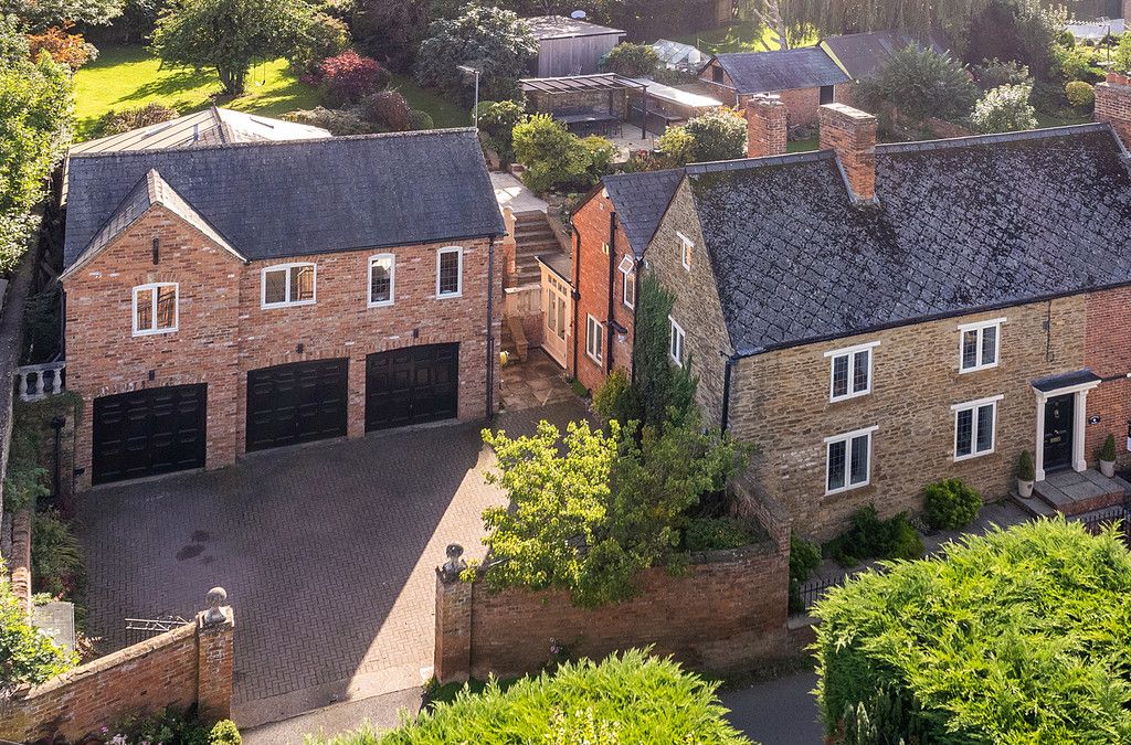 5 bed country house for sale in Bulls Lane Kings Sutton Banbury