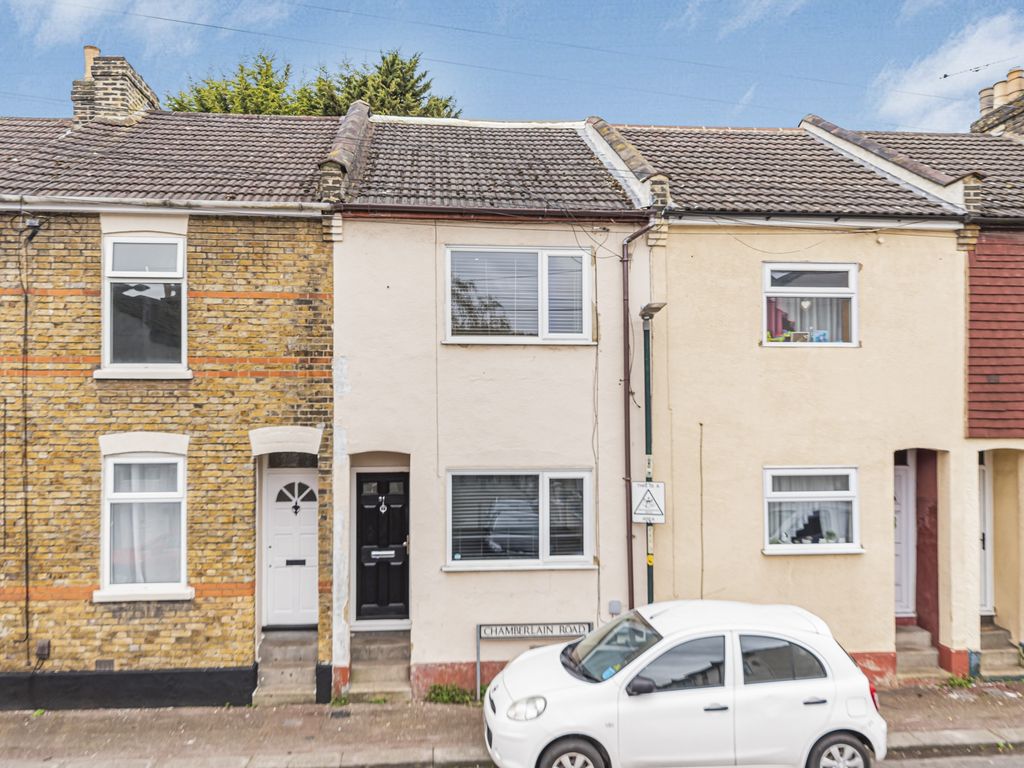3 bed terraced house to rent in Chamberlain Road, Chatham ME4, £1,350