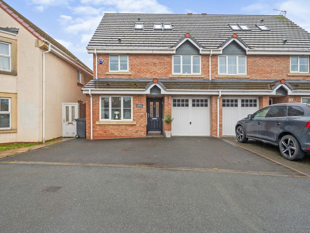4 bed semidetached house for sale in Snowberry Crescent, Warrington