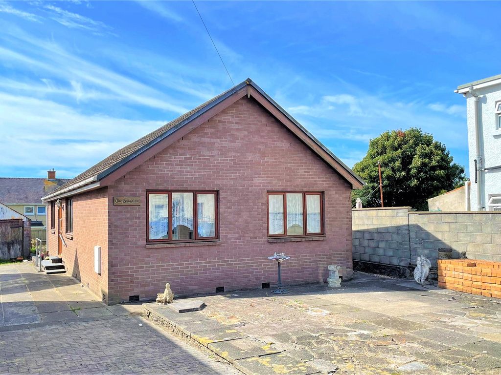 3 bed bungalow for sale in Heol Llanelli, Pontyates, Llanelli