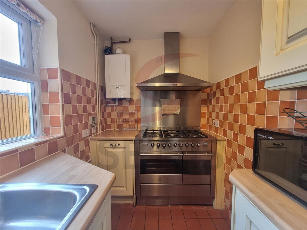 3 bed terraced house to rent in Park Avenue, Aylestone, Leicester LE2