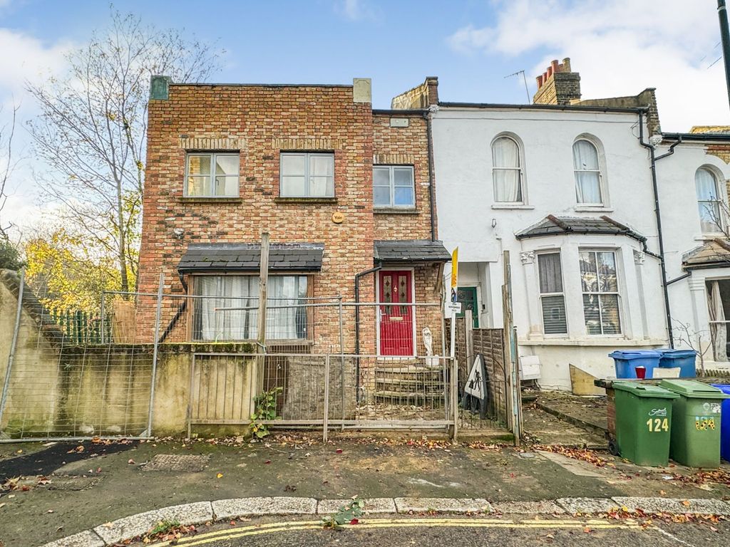3 bed end terrace house for sale in Crofton Road, London SE5, £390,000