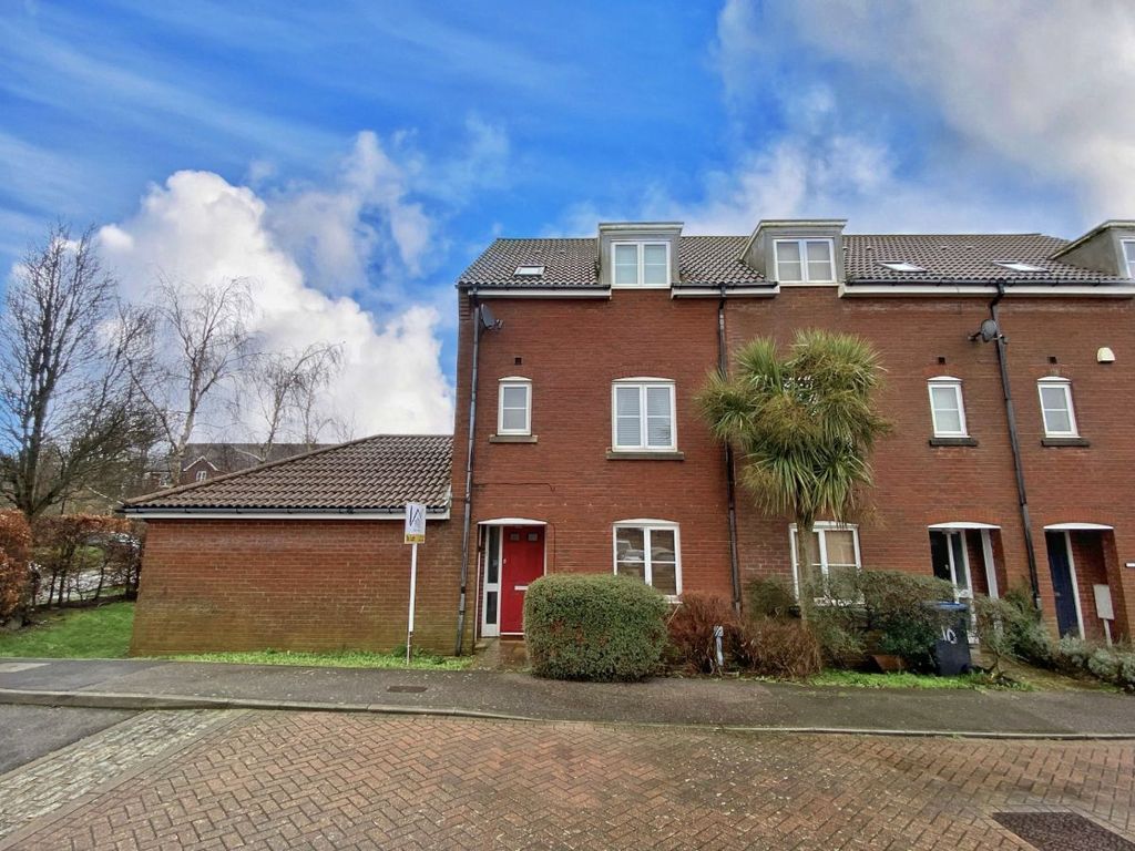 4 bed terraced house to rent in Aspen Drive, Whitfield, Dover CT16, £