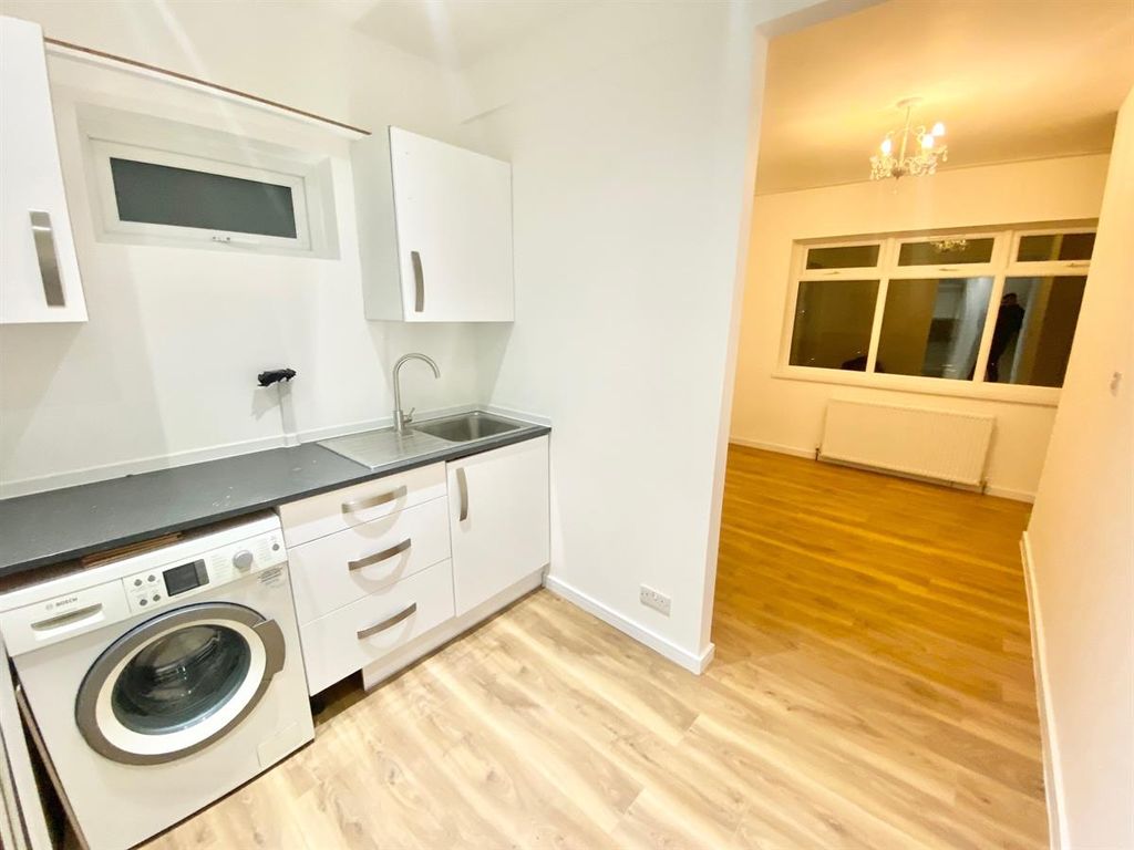 Studio to rent in Chestnut Road, Enfield EN3 Zoopla