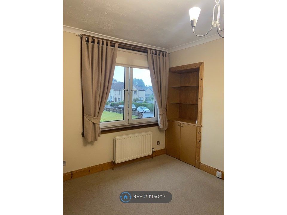 2 bed flat to rent in Croft Crescent, Markinch, Glenrothes KY7, £575