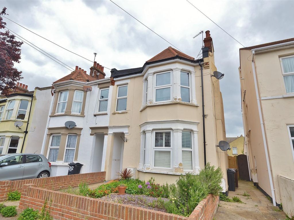 2 bed for sale in Page Road, ClactonOnSea CO15, £120,000