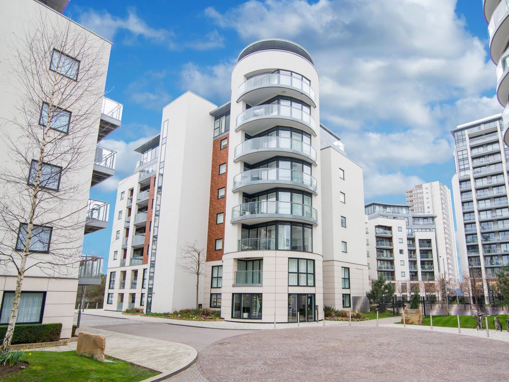 3 bed flat to rent in Pump House Crescent, Kew Bridge West, Brentford