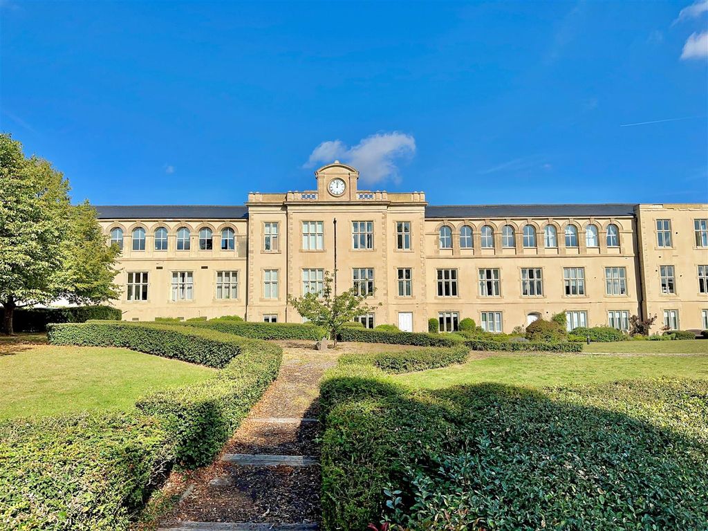 3 bed flat for sale in Royal Earlswood Park, Redhill RH1, £450,000 Zoopla