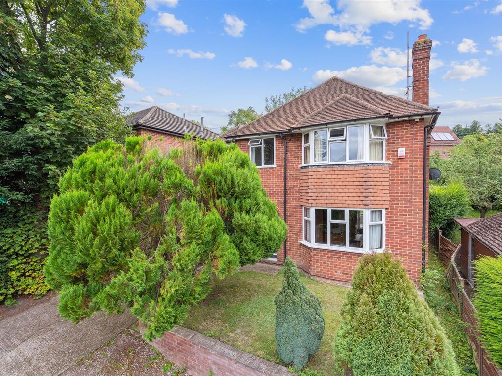 4 bed detached house for sale in Coningsby Road, High HP13, £