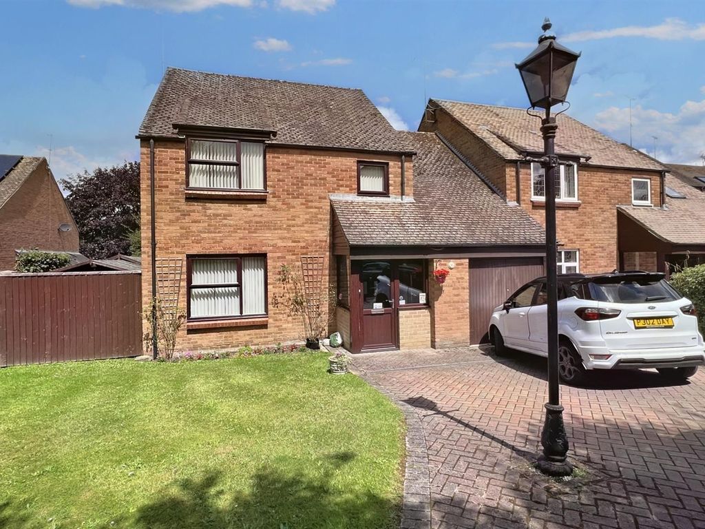 4 bed property for sale in Bannister Gardens, Yateley GU46 Zoopla