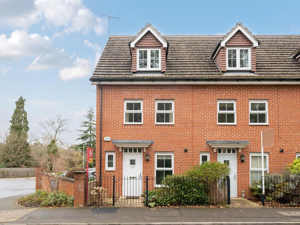 3 bed town house for sale in Waterloo Road Crowthorne, Berkshire RG45