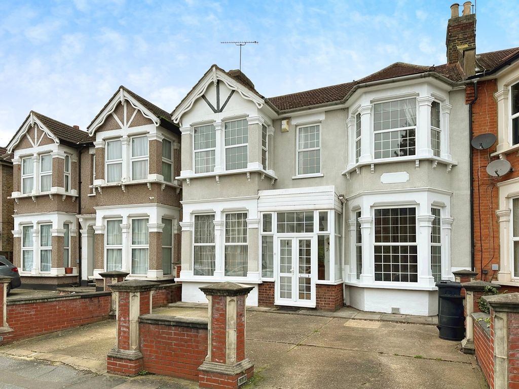 4 bed terraced house for sale in De Vere Gardens, Ilford IG1, £800,000