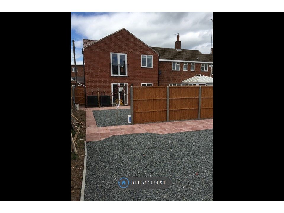 2 bed flat to rent in Nuneaton, Nuneaton CV11, £725 pcm Zoopla