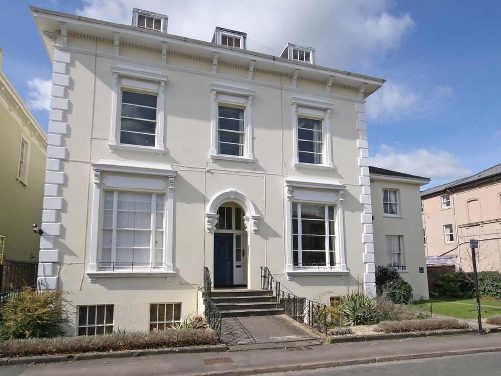 2 bed flat to rent in Montpellier Grove, Cheltenham GL50, £1,150 pcm