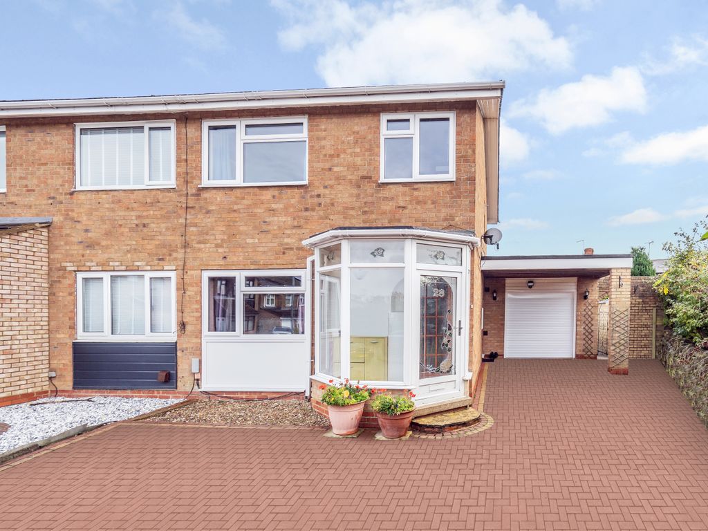 3 bed semidetached house for sale in Robins Close, Hartwell