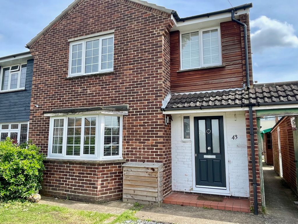 3 bed semidetached house to rent in Briar Road, Shepperton TW17, £