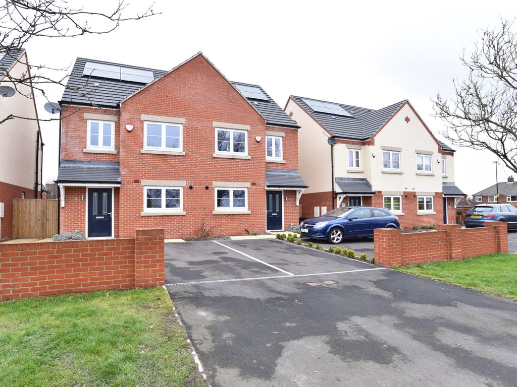 3 bed semidetached house for sale in Hookstone Chase, Harrogate HG2