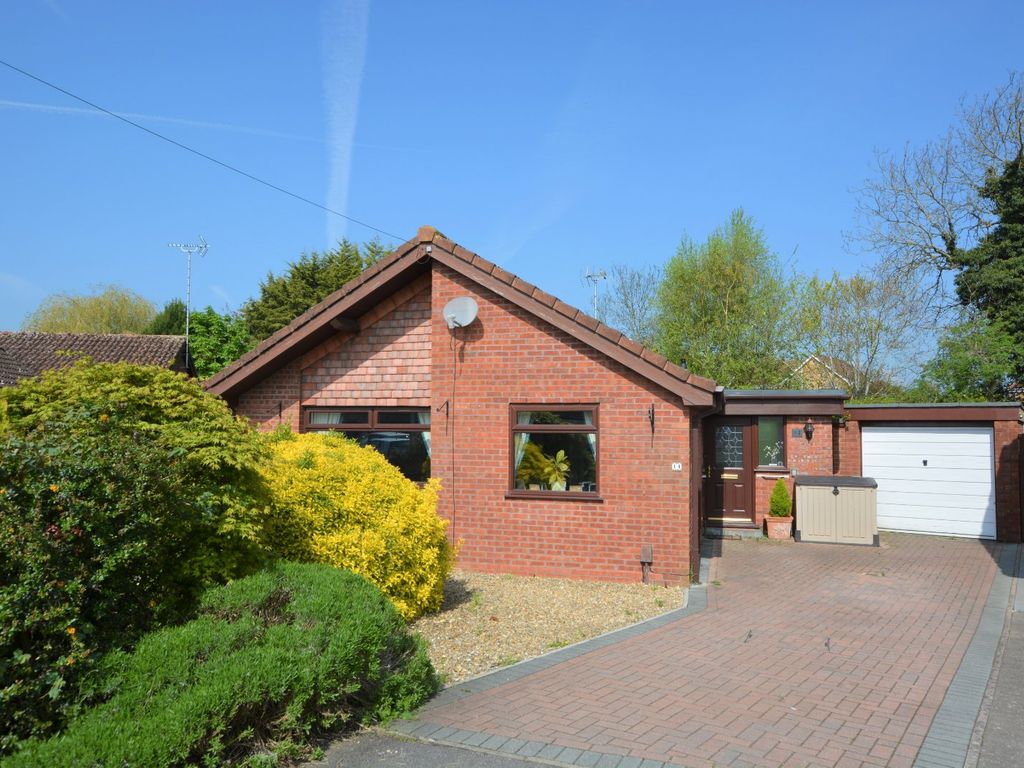 3 bed bungalow for sale in Loriners Close, Quedgeley, Gloucester