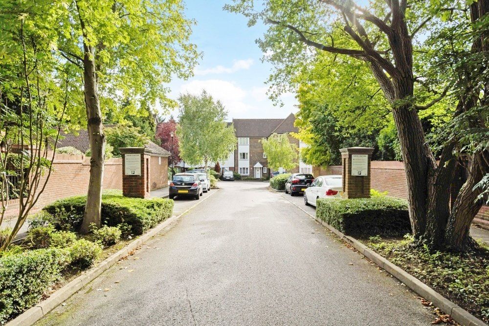 1 bed flat to rent in Granville Place, Elm Park Road, Pinner HA5, £