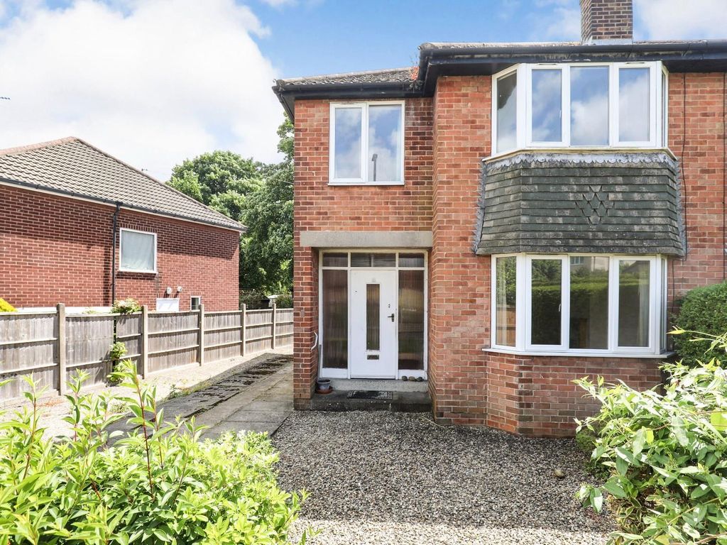 3 bed semidetached house for sale in Kingsley Close, Harrogate HG1, £