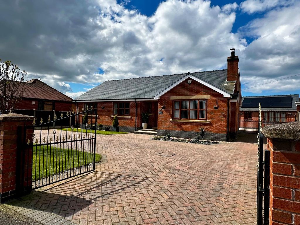 4 bed detached bungalow for sale in Midgeland Road, Blackpool FY4, £