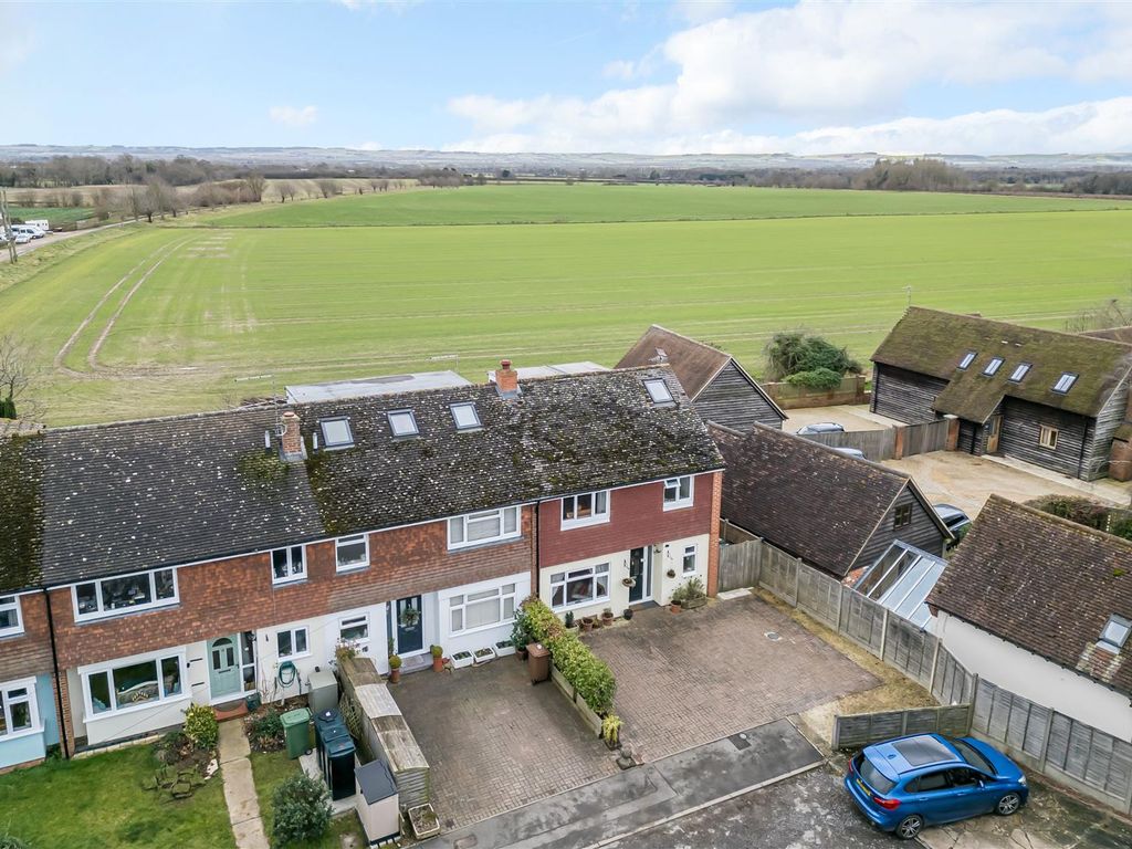 3 bed end terrace house for sale in Laggots Close, Hinton Waldrist