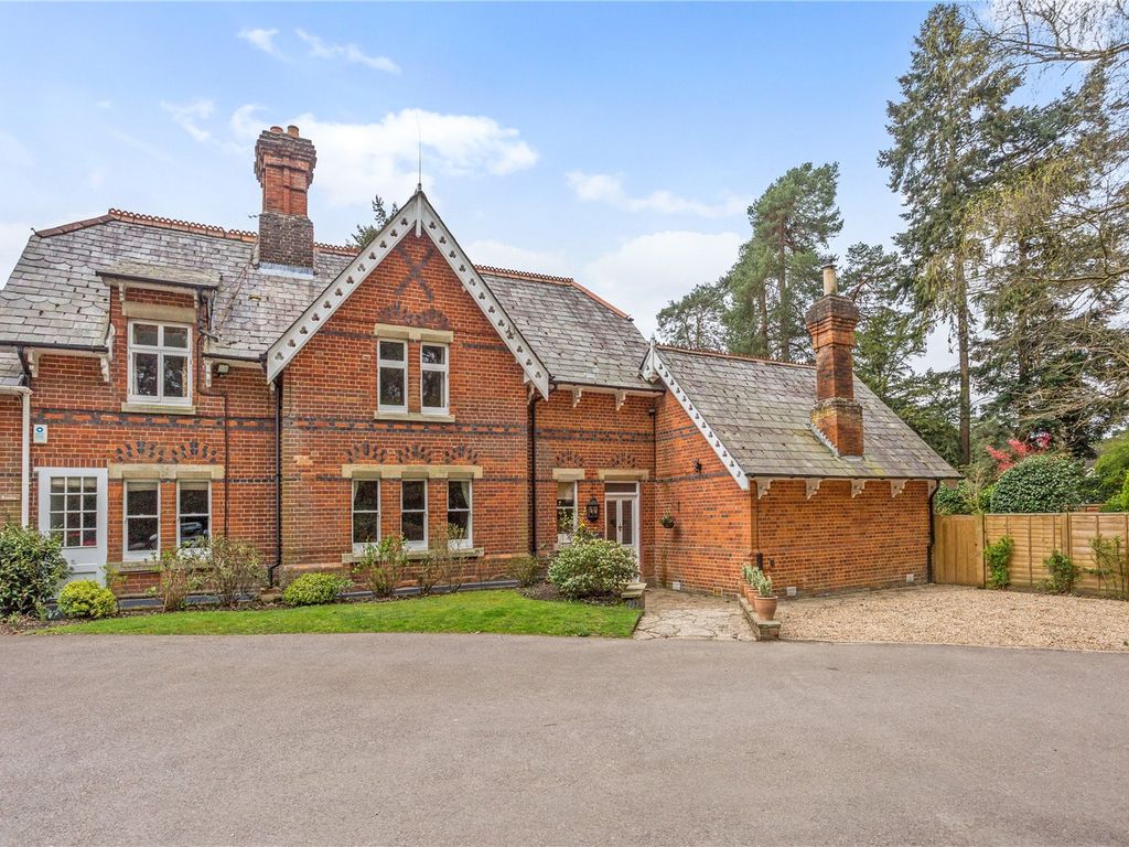 4 bed end terrace house for sale in Brockenhurst Road, Ascot, Berkshire