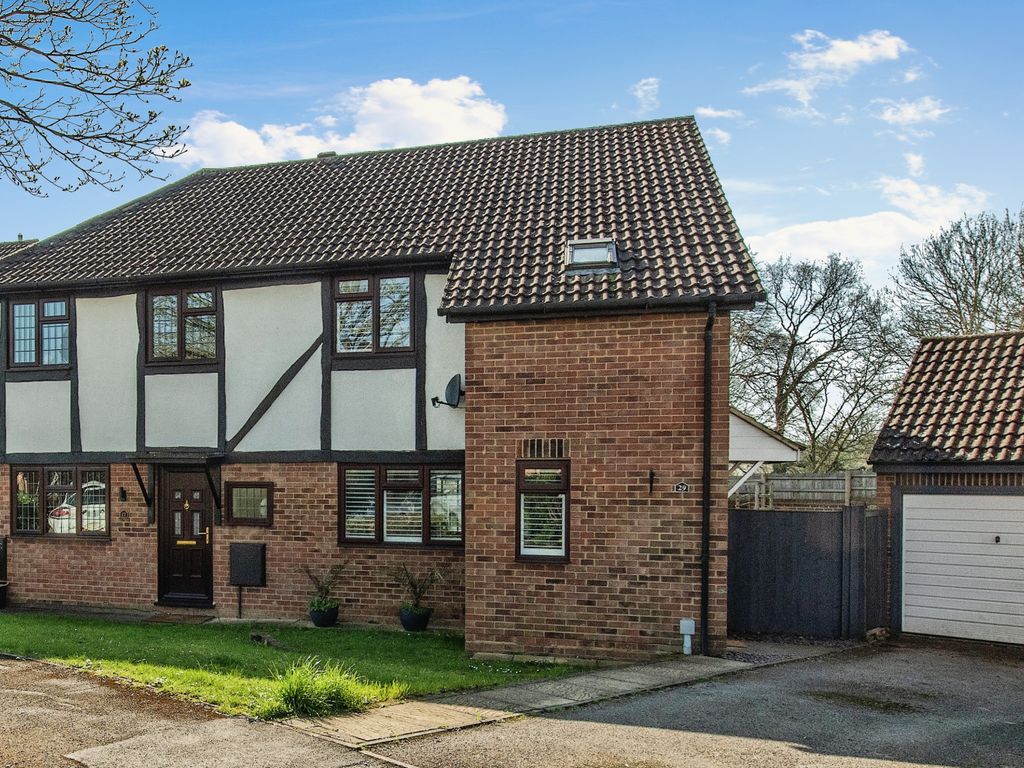 3 bed semidetached house for sale in Harvesters Way, Weavering