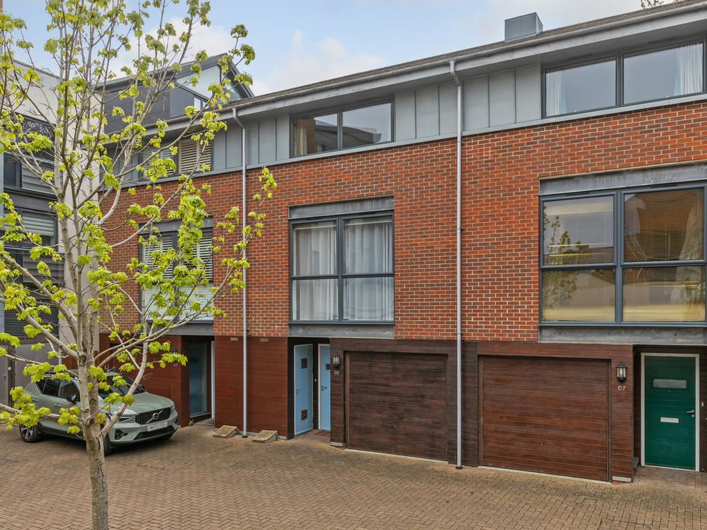 4 bed town house to rent in Belgarum Place, Staple Gardens, Winchester