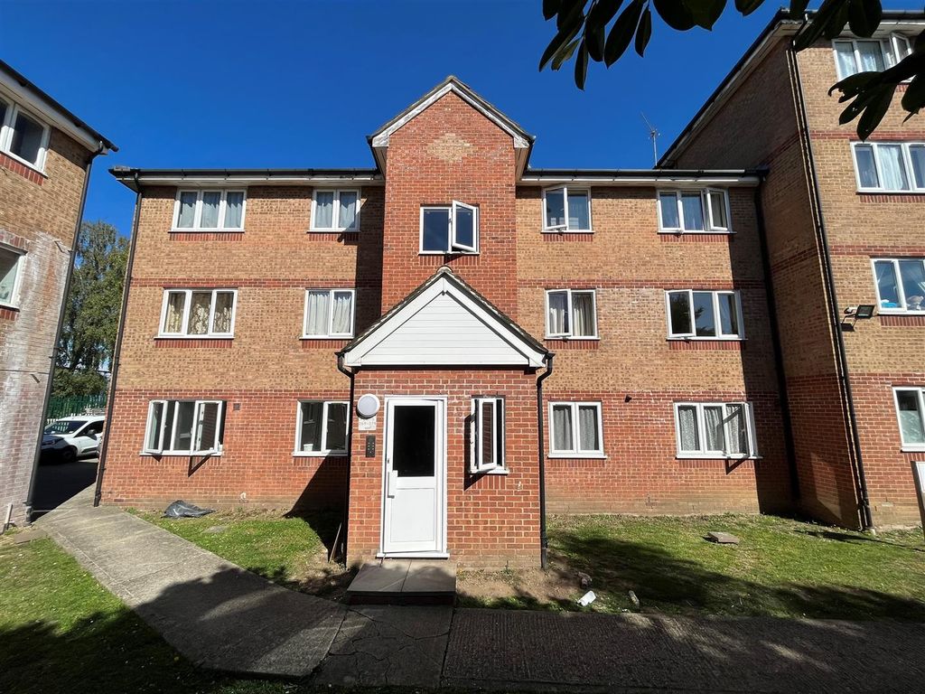 1 bed flat to rent in Express Drive, Goodmayes, Ilford IG3, £1,395 pcm