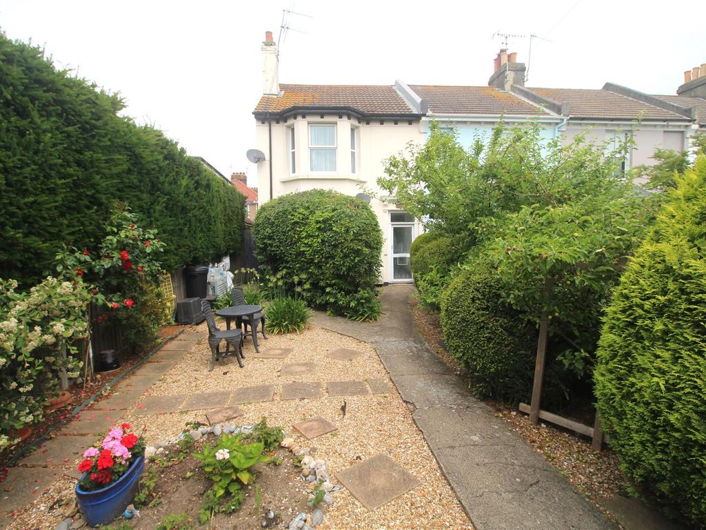 1 bed flat to rent in Northcourt Road, Worthing, West Sussex BN14, £950