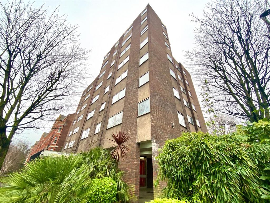 3 bed flat to rent in Parkgate Road, London SW11 Zoopla