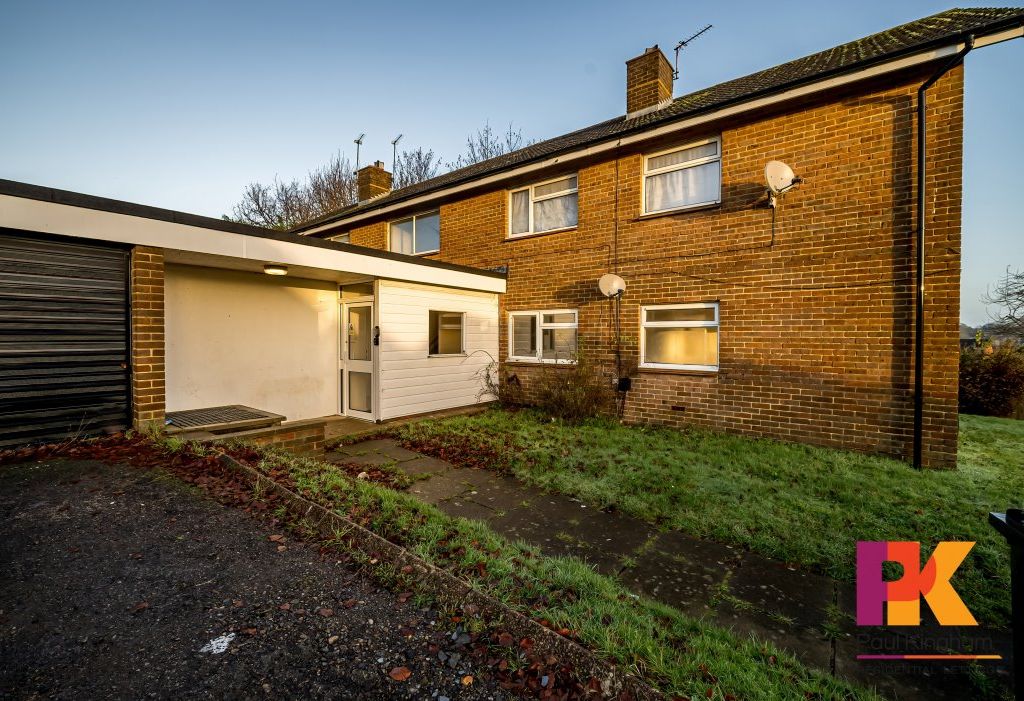 2 bed flat to rent in Penn Avenue, Chesham HP5, £975 pcm Zoopla