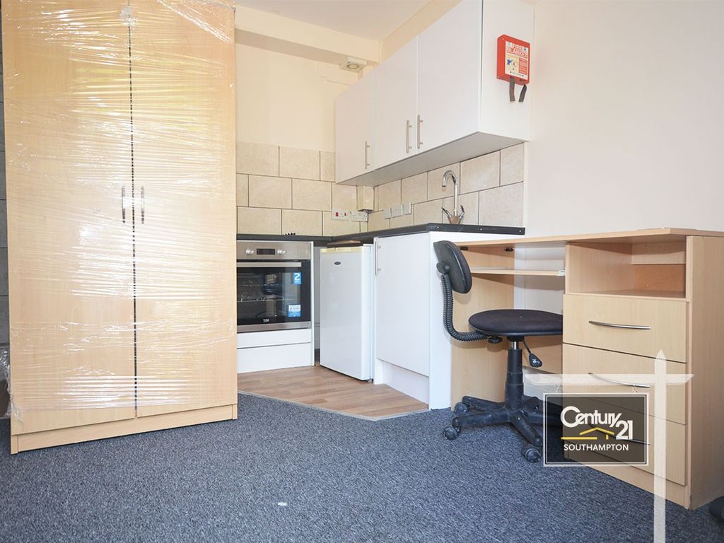 Studio to rent in Ref R152490, Portswood Road, Southampton SO17 Zoopla