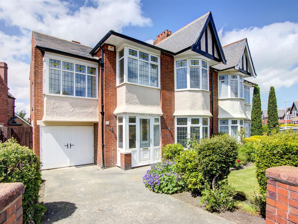 4 bed semidetached house for sale in Valley Drive, Low Fell, Gateshead