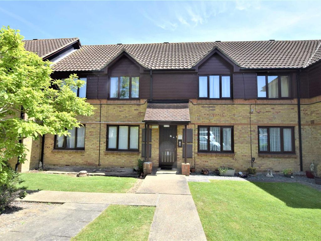 1 bed flat for sale in Oakwood Grove, Wickford Avenue, Basildon SS13