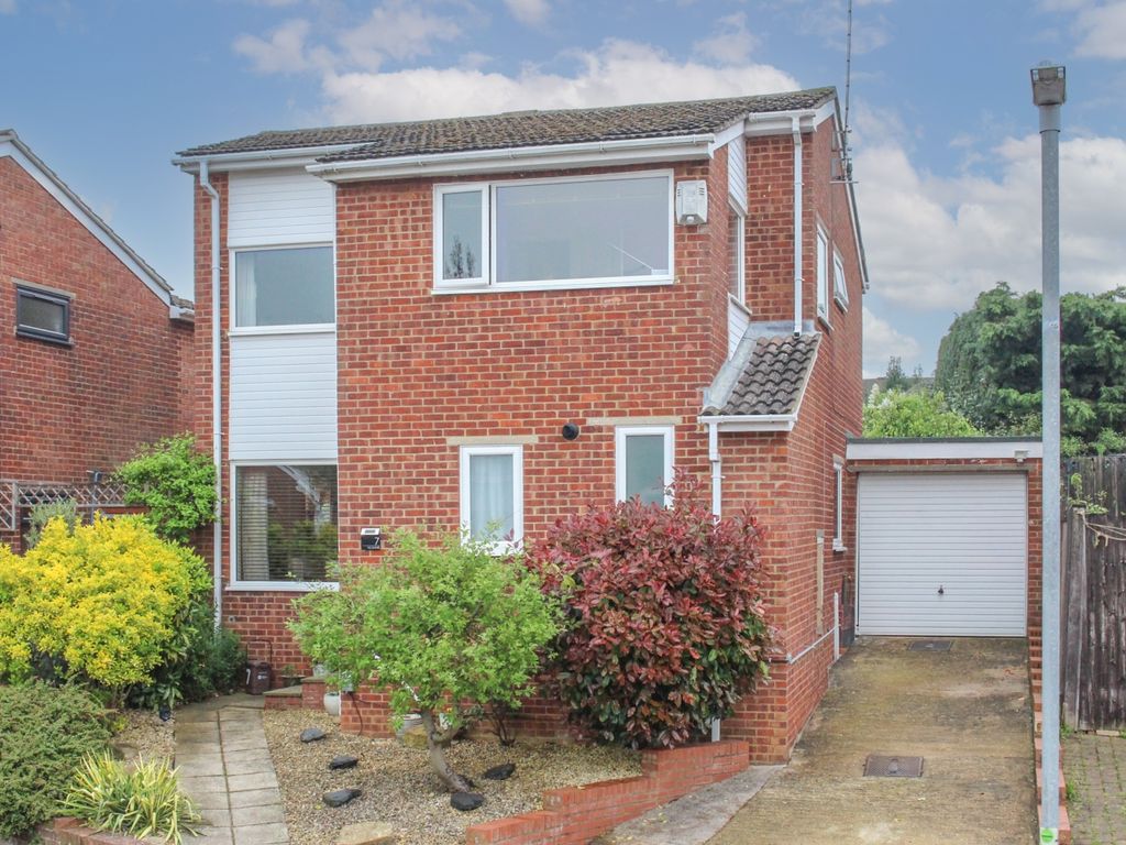 4 bed detached house for sale in Millbank, Leighton Buzzard LU7, £