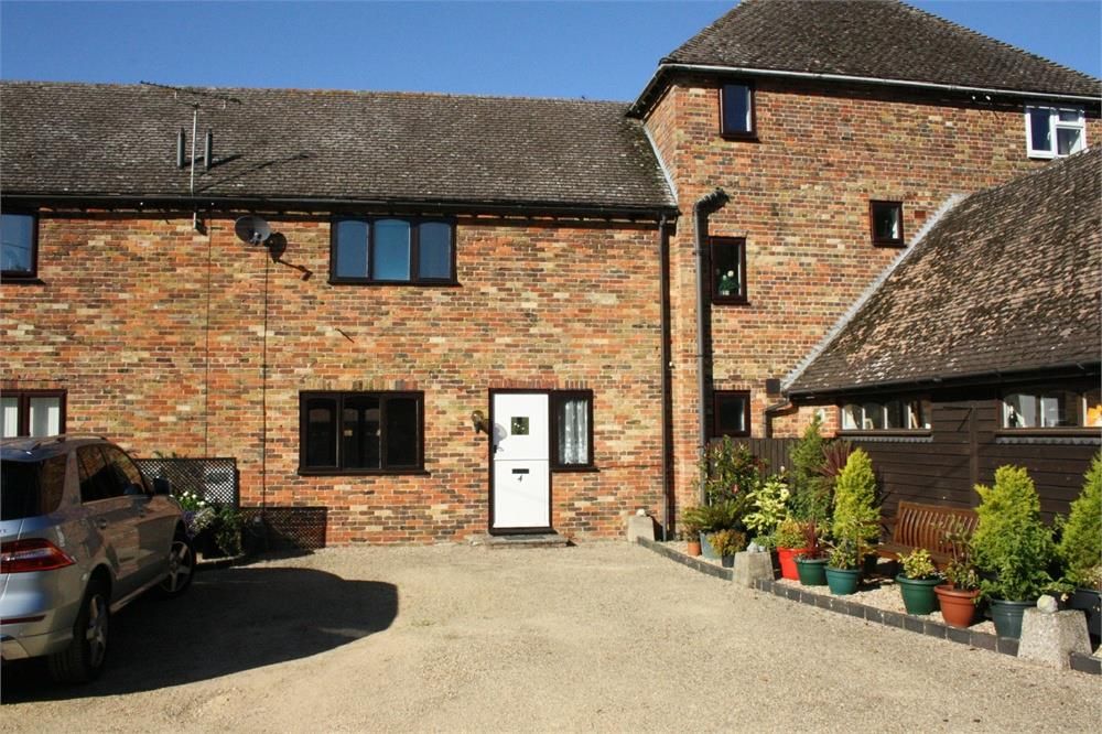 2 bed terraced house to rent in Warren Court Warren Road, Little