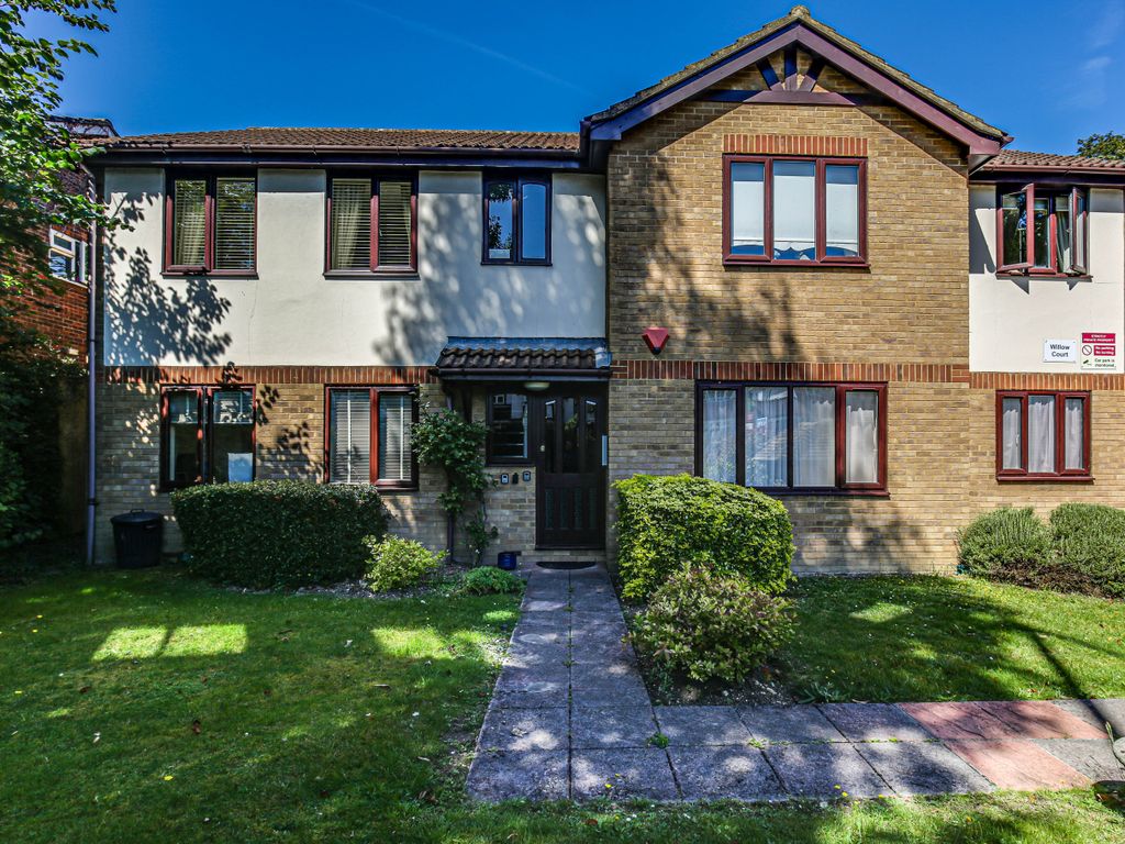 1 bed flat for sale in Brighton Road, Coulsdon CR5, £240,000 Zoopla