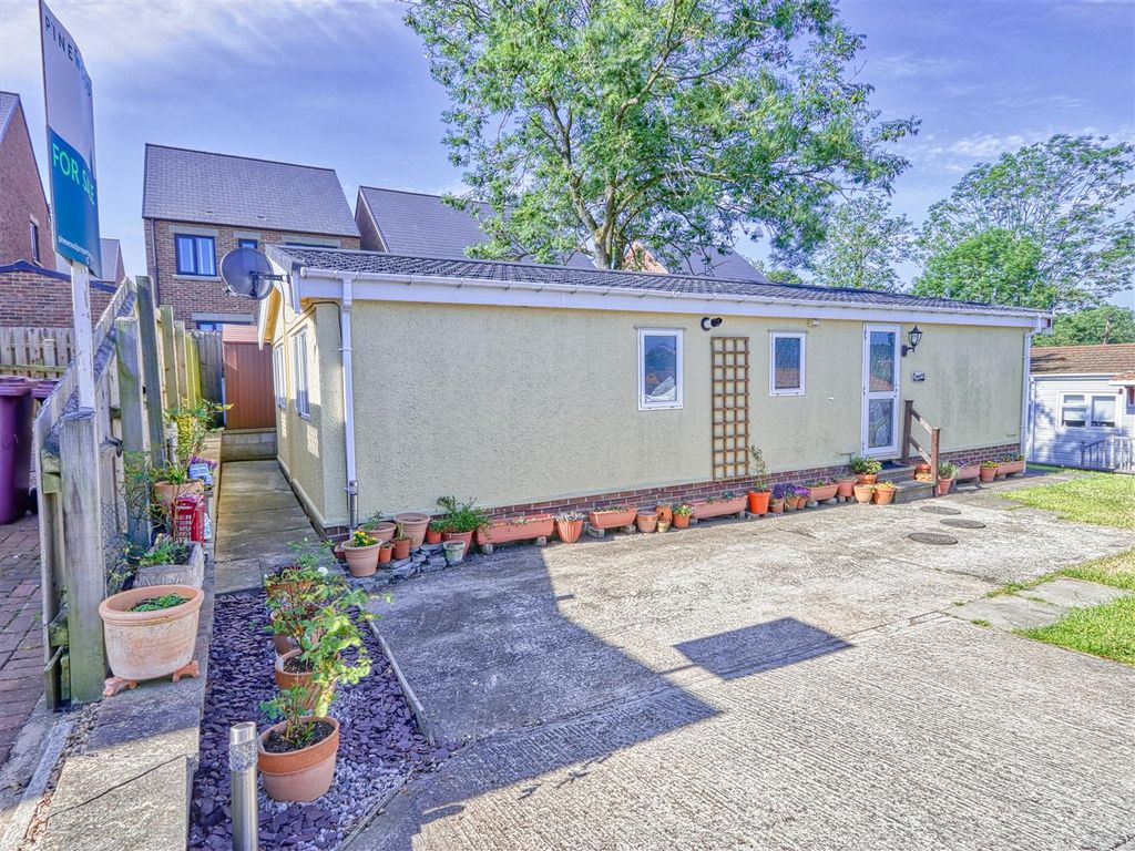 3 bed detached bungalow for sale in Sunningdale Park, New Tupton