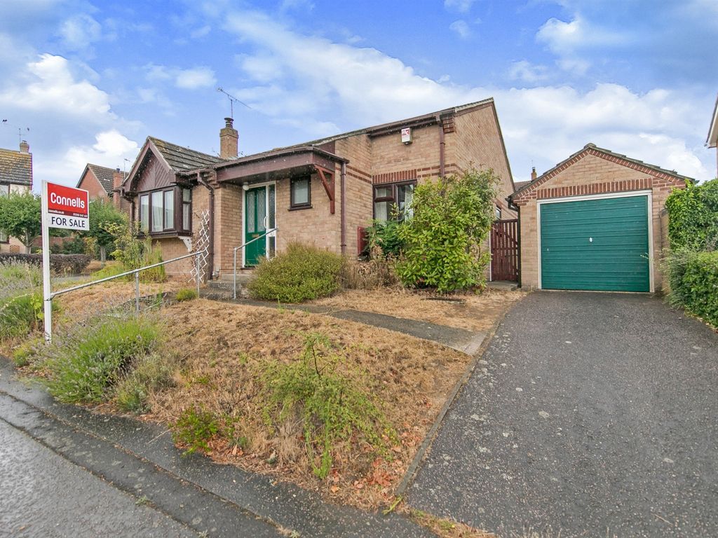 3 bed detached bungalow for sale in Greenfinch End, Colchester CO4 Zoopla